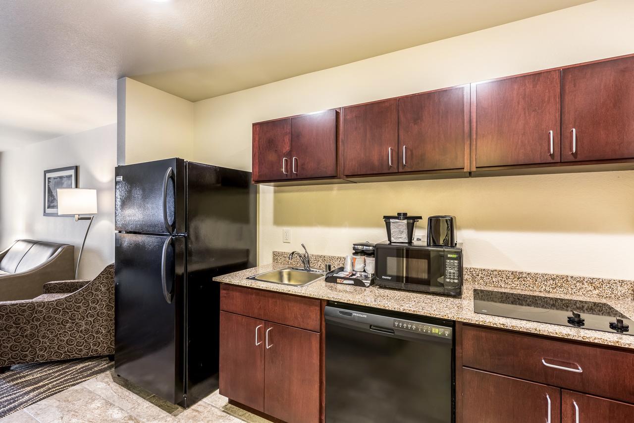 Cobblestone Hotel & Suites Hartford ภายนอก รูปภาพ