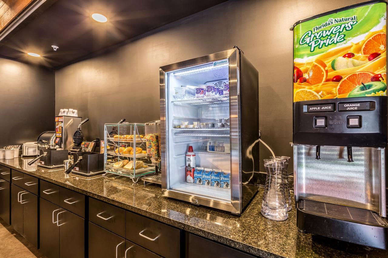 Cobblestone Hotel & Suites Hartford ภายนอก รูปภาพ