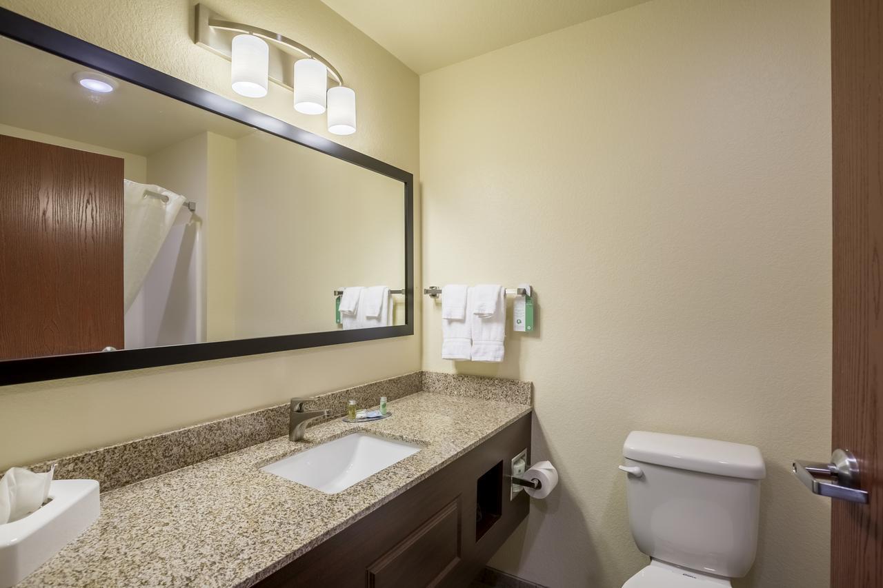 Cobblestone Hotel & Suites Hartford ภายนอก รูปภาพ