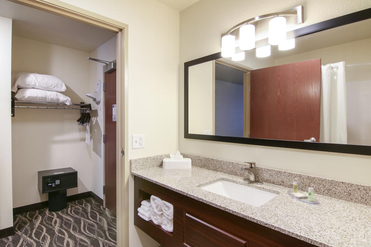 Cobblestone Hotel & Suites Hartford ภายนอก รูปภาพ