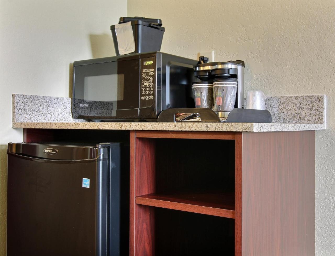 Cobblestone Hotel & Suites Hartford ภายนอก รูปภาพ