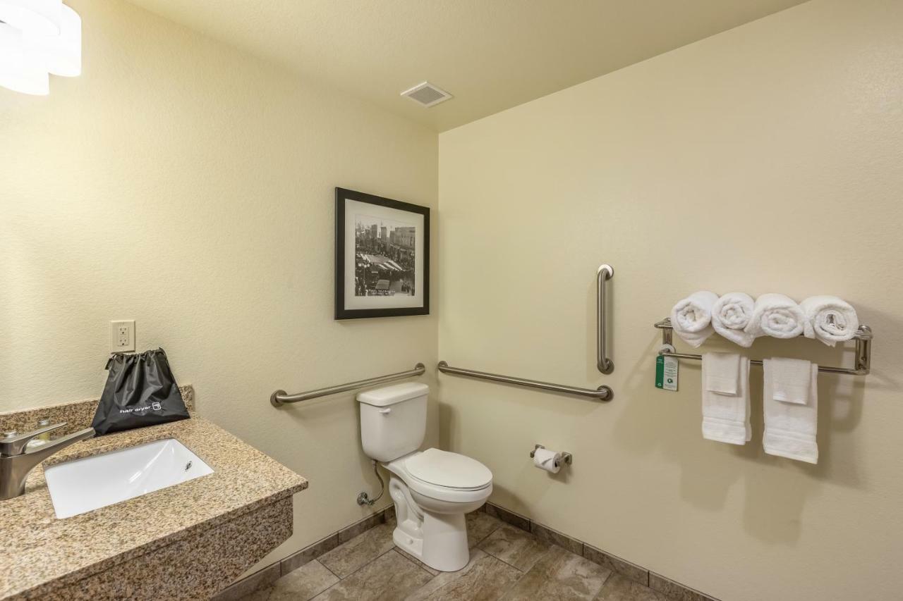 Cobblestone Hotel & Suites Hartford ภายนอก รูปภาพ